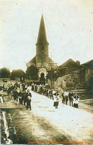 19150123b procession.jpg